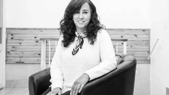 Claudia Olivera, Finanzas