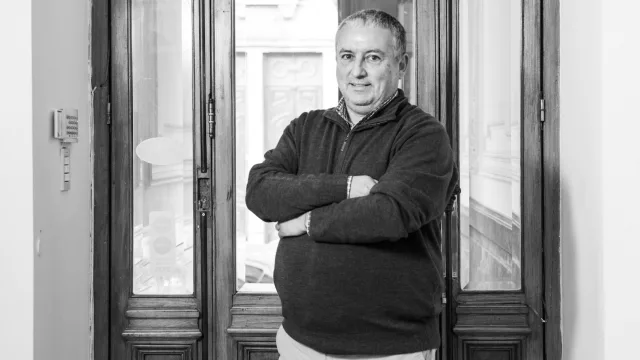 Rubén Menéndez, Logística