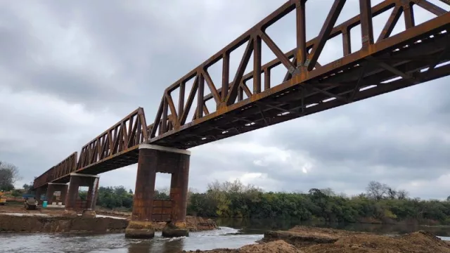 A ensamblar se ha dicho (empezó el montaje del puente sobre el río Santa Lucía)