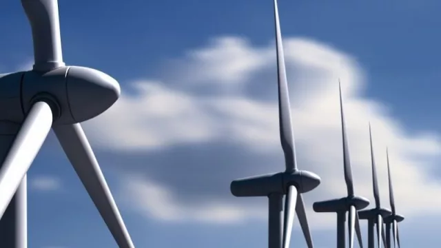 Si hablamos de energía solar y eólica (la quijotada de UY está en el top 10 de generadores)