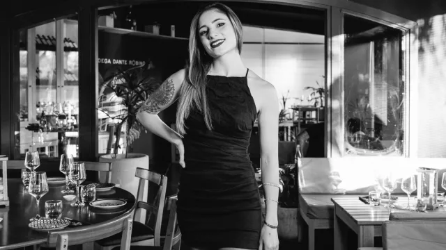 Ángela Tassano, camarera.