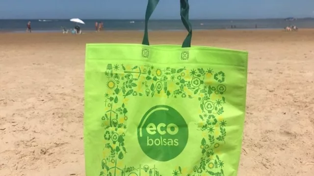 Soplar y hacer… Ecobolsas (la empresa vende 400.000 mensuales e invierte US$ 700.000 en su planta de Argentina)