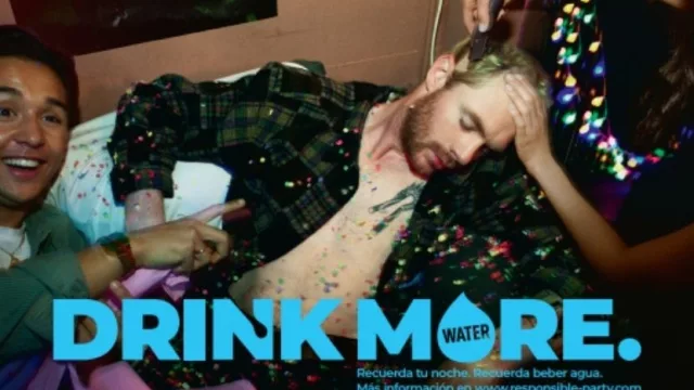 ¡Sírvame otra copa de… agua! (Pernod Ricard lanza Drink More… Water)