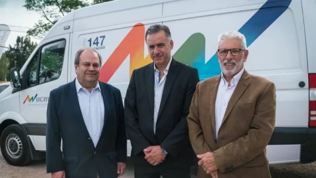 Daniel Bulla, director técnico de UCM FALCK, junto a Yamandú Orsi, intendente de Canelones y Pedro Fiorito, gerente general de UCM FALCK 