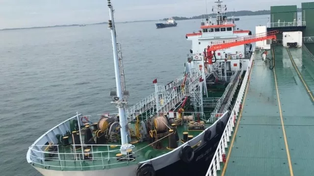Todos al barco que hay nuevas estelas en el ancho río (Línea del Plata retoma un servicio fluvial logístico entre AR y UY después de 10 años)