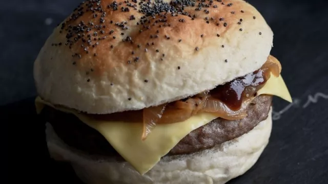 Una hamburguesa que le da de comer a todos (la marca premium Cabaña Las Lilas llegó a UY)