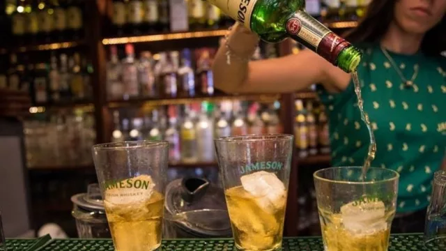 El patrono de IE vuelve a teñir de verde UY (nueva edición de St. Patrick's Day con mucho Jameson)