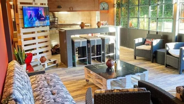 Y la llama se vuelve a encender (el salón de eventos La Barbacoa reabre después del parate COVID)