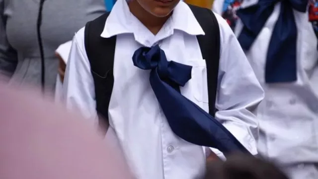 Un compromiso de más de dos décadas (Nevex alcanza 110.000 túnicas donadas a la escuela pública)