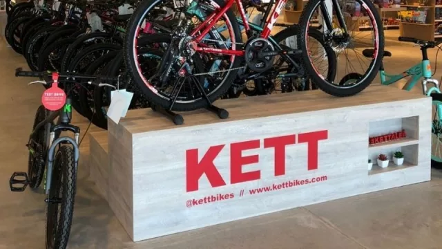 Kett rueda a todo pedal por Montevideo (impulsado por la 29” y un nuevo showroom en Almenara)