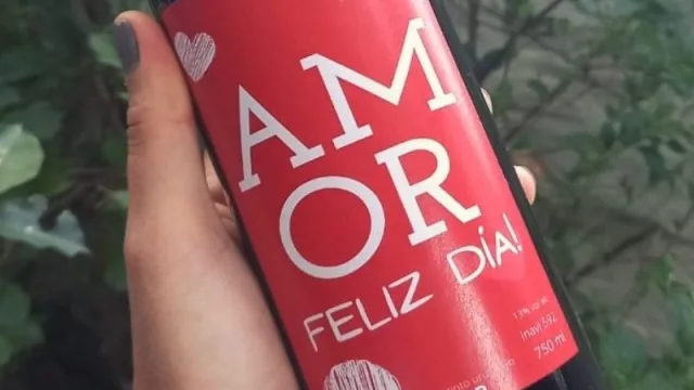 Cupido se quedó sin flechas (pero lanza su amor embotellado)