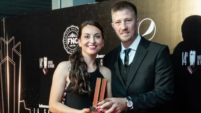 Fátima Tuberoso y Fernando Kuchman con el Premio de Oro a PyME del Año de InfoNegocios