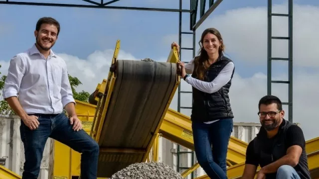 Arena que no es arena y bloques de hormigón que no son de hormigón (RCD Reciclaje montó la primera planta de Procesamiento de Residuos de la Construcción de UY y es un éxito)