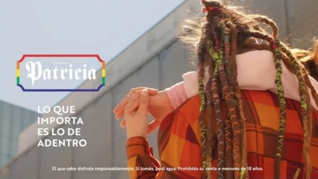 Patricia se pone la de colores (compromiso a 20 años)