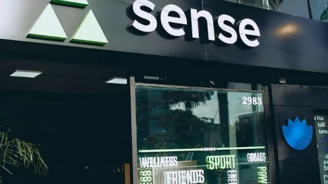 Sense le pone fuerza al Centro (Santiago Comba abre su cuarto box y va por más)