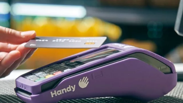 Una mano que te la hace fácil (Handy pone al dinero en jaque y se afirma en la multiadquirencia)  