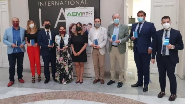 Viaje al futuro de la empresa española: una cápsula del tiempo envía 12 mensajes al porvenir