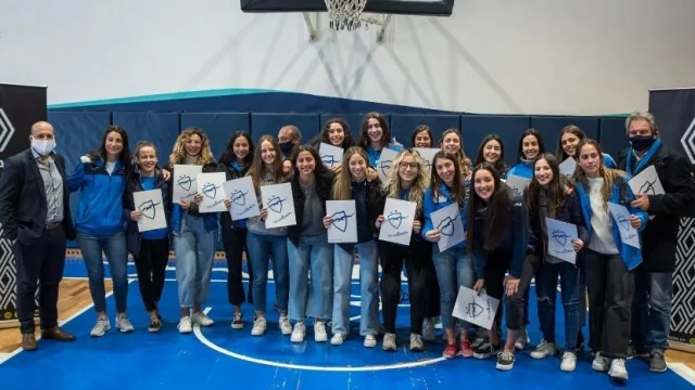 Para empujar al triple a las Playeras (Renault es sponsor del plantel femenino de Malvín)  