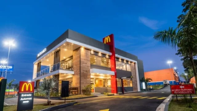 McDonald’s abre nuevo local e implementa la autogestión con kioscos digitales