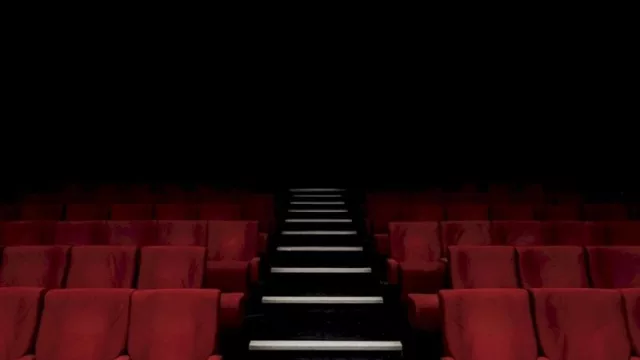 Metidos en la pantalla gigante (las salas de cine reabren tras meses de pérdidas en busca del punto de equilibrio)