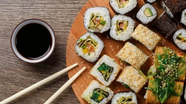 Al final no es solo arroz con palitos (en UY cada vez se come más sushi, 400% de crecimiento)