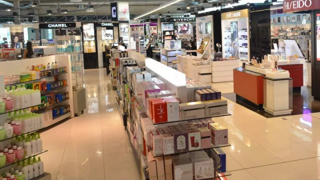 En los free shops 60% off (Siñeriz reabrió después de dos meses con precios off por fecha de vencimiento)