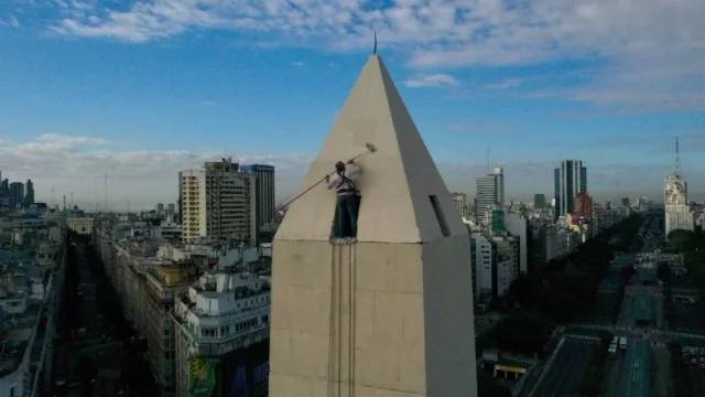 Este señor pintó el Obelisco porteño (mirá quién lo contrató y qué pintura está usando)