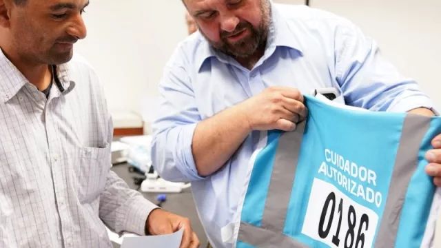 ¿Cuánto cobra un cuidacoches? (se estima que hay unos 4.000 y ahora ganan un promedio de $ 800 diarios)