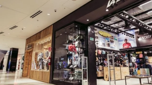 La cadena de tiendas de surf y skate La Isla admite el pago con bitcoins en dos de sus más de trece locales ubicados en shoppings y locales a la calle de Montevideo y Punta del Este