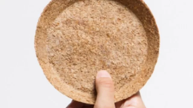 Así es la vajilla biodegradable hecha con cáscara de papa (después de usar, los platos se degraden en la tierra en 30 días)