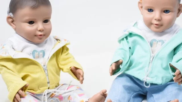 Desde Argentina llega el muñeco Eli con dispositivo auditivo pensado para promover la inclusión y la detección temprana de la sordera en niños