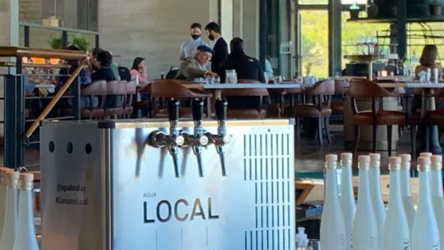 Agua Local viene desde Argentina para microfiltrar, remineralizar, enfriar y gasificar el agua (y a embotellar en vidrio)