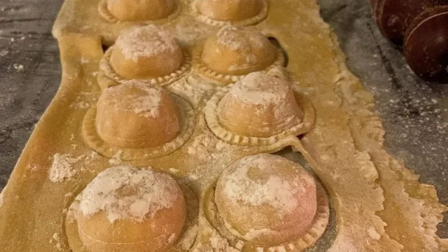 Inmigrantes se llenan la panza con Tere (en el nuevo mercado de la Costa)