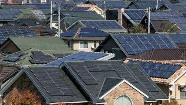 De cara al sol: las energías renovables pisan fuerte en el mundo (en Brasil venden paneles ¡en el super!)