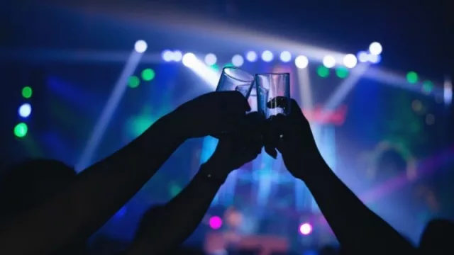 El Poder Ejecutivo analiza la posibilidad de habilitar fiestas y eventos si los invitados se hacen dos test de coronavirus antes. ¿Qué te parece?