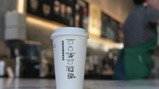 Starbucks hace el menú a un lado y sus baristas se ocupan de hacer las bebidas al gusto de cada cliente (solo por hoy lunes)
