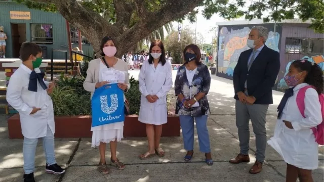 Blancas palomitas (Nevex donó 5.000 túnicas para la escuela pública)