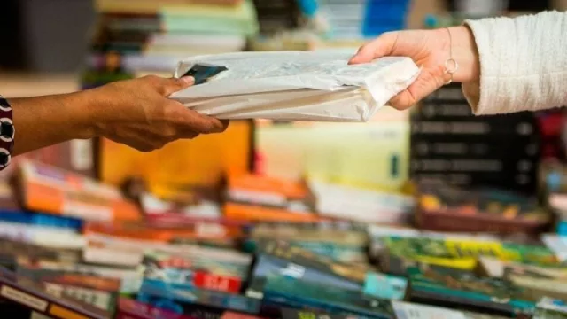 Entre los libros más vendidos de enero Planeta tomó dos puestos del podio y se le coló Sudamericana en el medio (Rolón, Isabel Allende y la astrología de Ferro) 