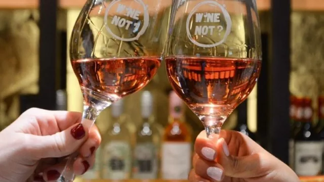 ¿Y si nos vamos de copas? (Wine not? es el lugar)