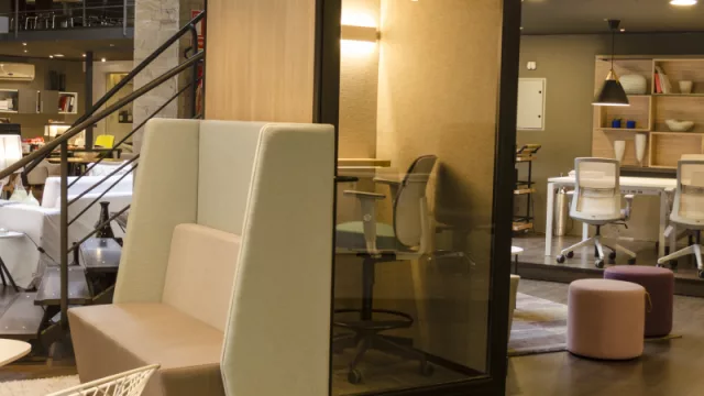 Con la cabina autoportante adiós a los zooms difíciles (una estructura que protege la privacidad y promueve la concentración)