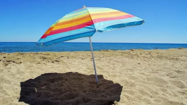 La “Guía de verano seguro” elaborada por el GACH propone cinco metros de distancia entre las sombrillas y una franja de 10 metros entre el agua y la gente para tener espacio de circulación