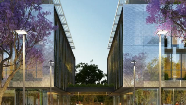 Sonríe Carrasco Valley en el predio del viejo “conventillo” de Costa Rica y Rivera (un mega proyecto corporativo con inversión de US$ 22 millones) 