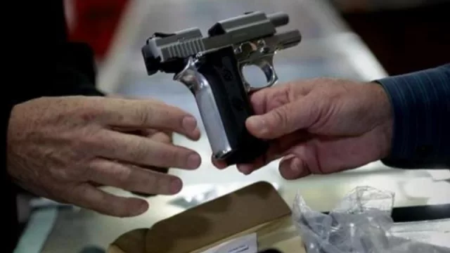 Los ministerios de Interior y Defensa trabajan en un decreto que reglamente tenencia y porte de armas de fuego sin presentar, como hasta ahora, certificado de aptitud física y psíquica