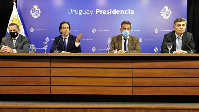 COVID-19: Lacalle Pou anunció suspensión de clases por dos semanas en Rivera y fronteras “básicamente cerradas” en el verano