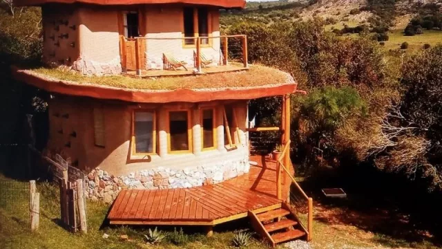 Un refugio para “levantarse” entre el cielo y la sierra (Bascuadé, eco cabañas en Villa Serrana)