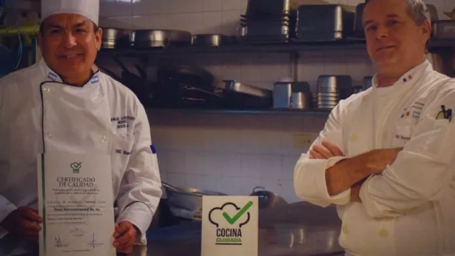 “Cocina Cuidada”, un sello argentino de buenas prácticas para gastronómicos que llegó a UY (y piensa expandirse en América Latina)