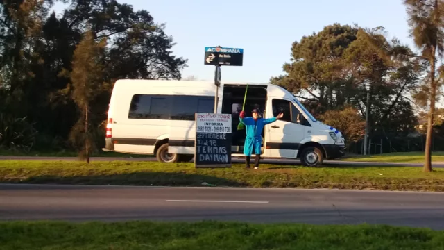 ¿Quién es el escobero que baila cumbia en avenida Italia y Santa Mónica y vende paquetes turísticos? (para setiembre ofrece un paseo a las termas por cinco días)