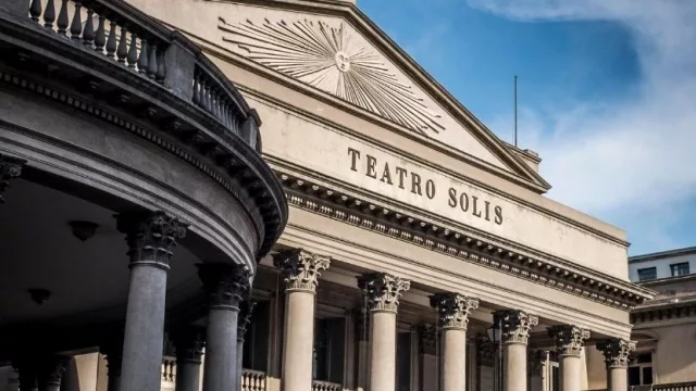 El Teatro Solís invita a pensar en sus nuevos souvenirs y menús a la carta