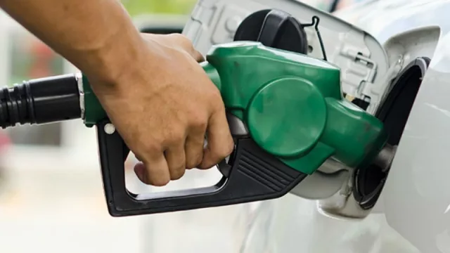 ¿Cuántos litros de gasolina se pueden comprar con un salario promedio? (En Uruguay 457 litros y en EEUU 5.715)
