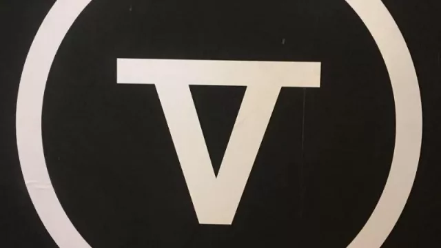 Una vaca dando vueltas por Pocitos